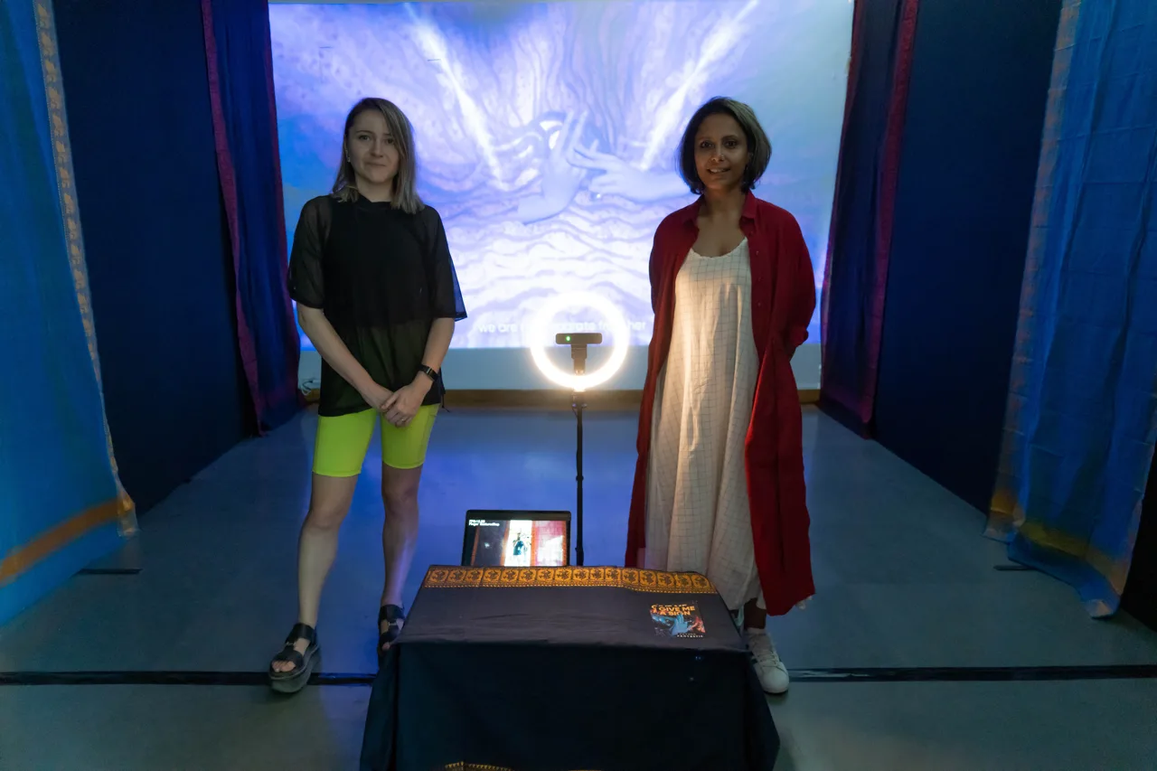 Give Me a Sign - Interactive setup with projection and gestural control interface