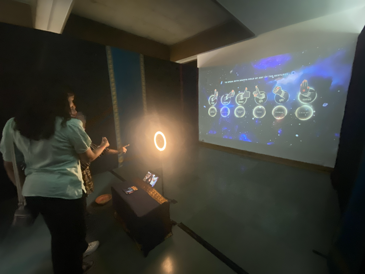 Give Me a Sign - Interactive demonstration with gestural interface and projection