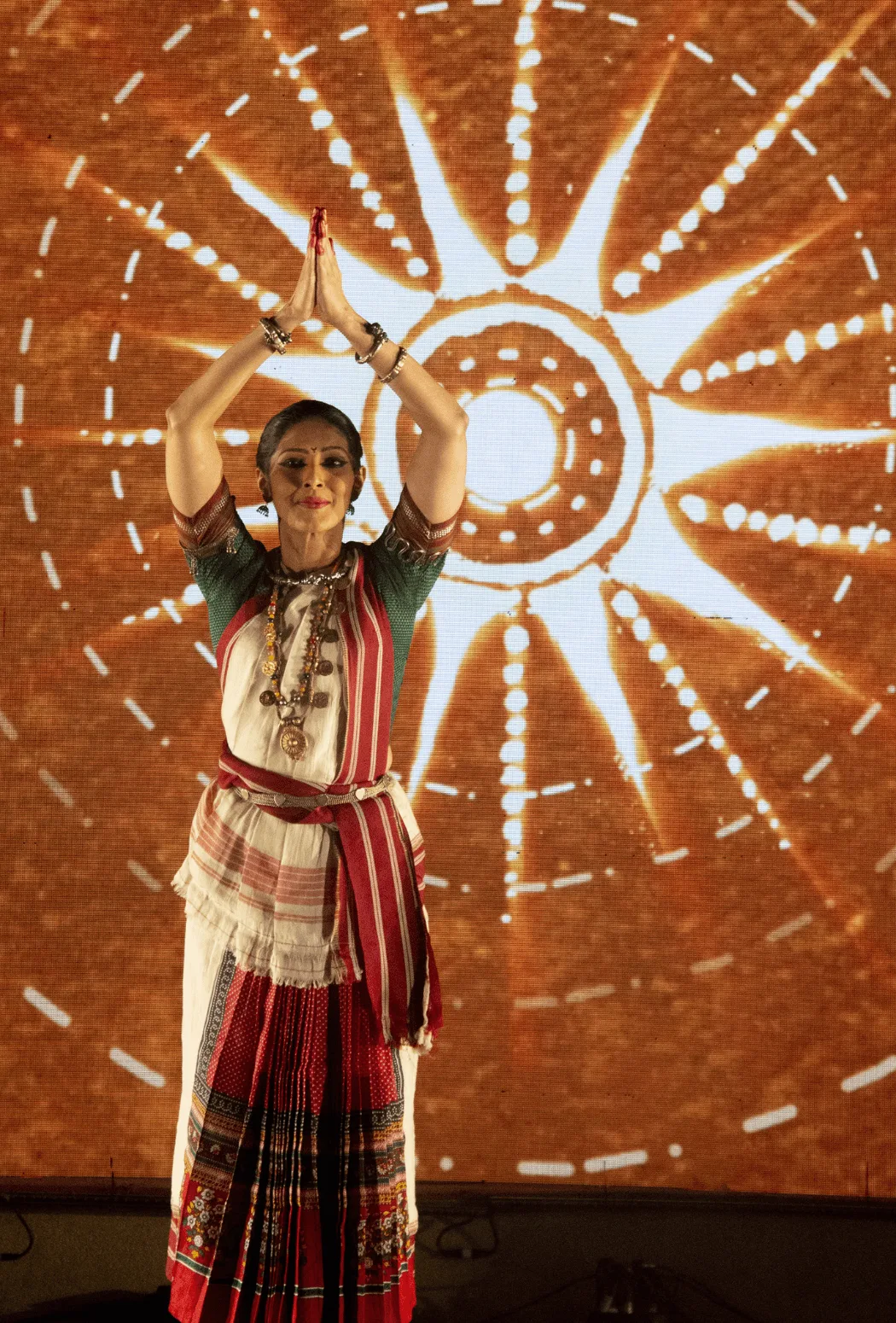 When Walls Dance - Performance with animated wall projections