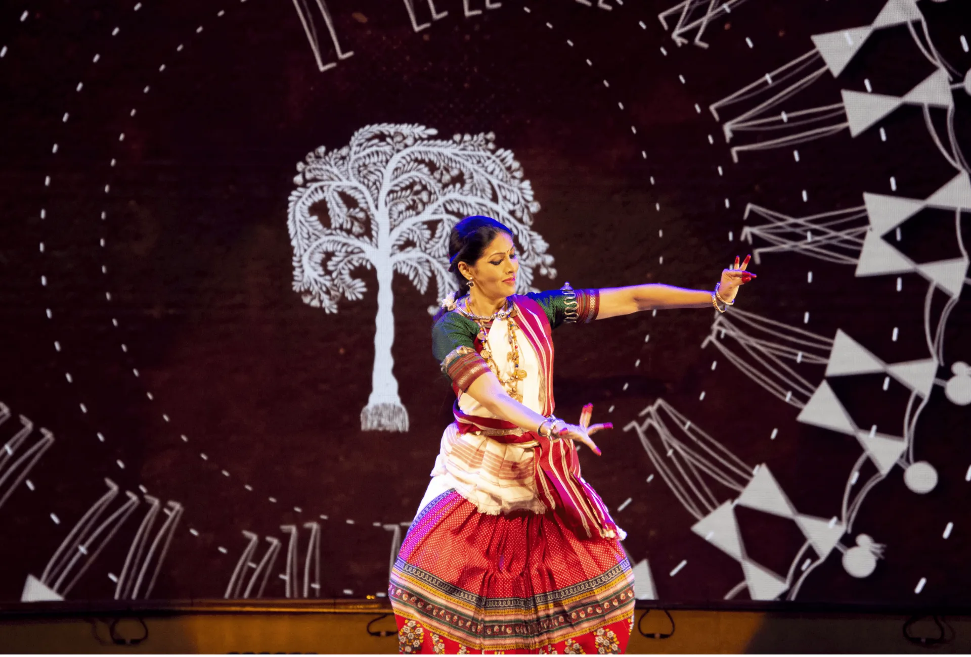 When Walls Dance - Dynamic dance movement with tree and patterns